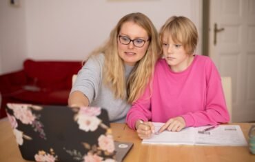 Student learning with online academic support from home