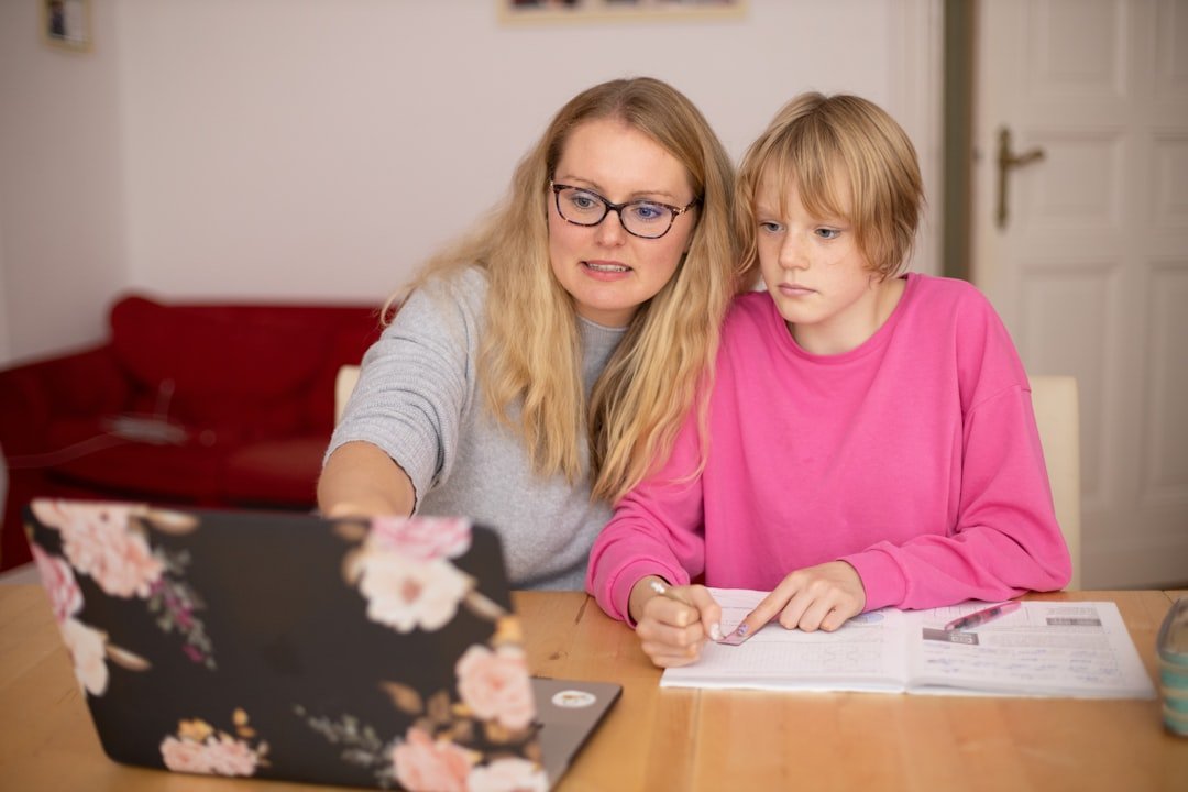 Student learning with online academic support from home