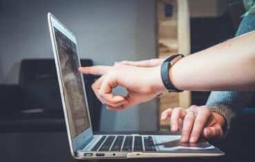Student using online learning resources