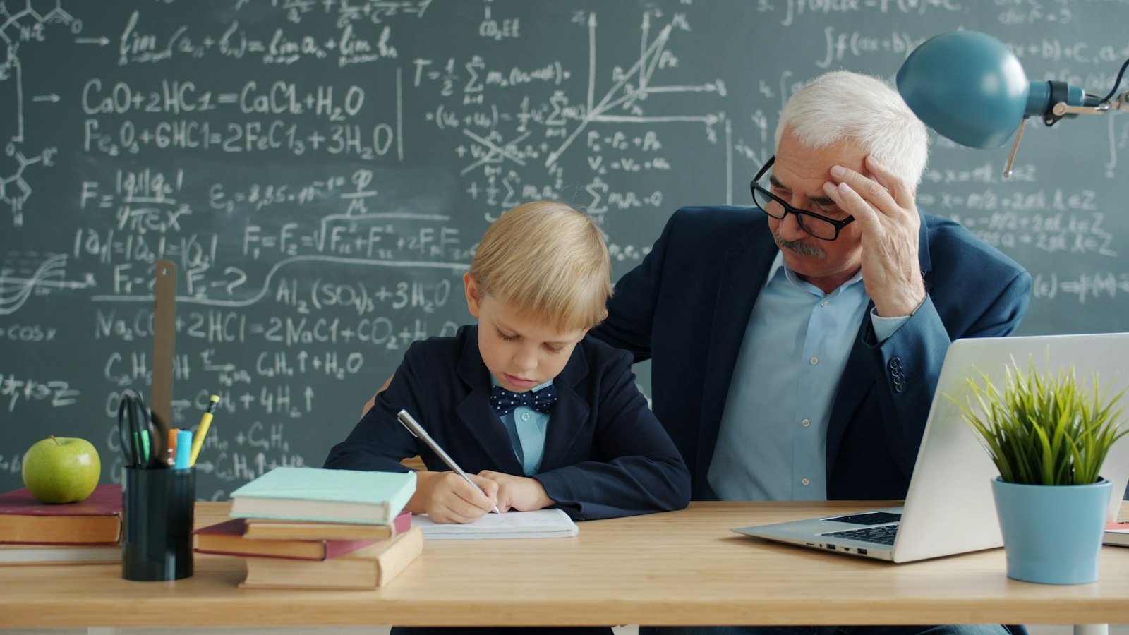 English tutor supporting a student