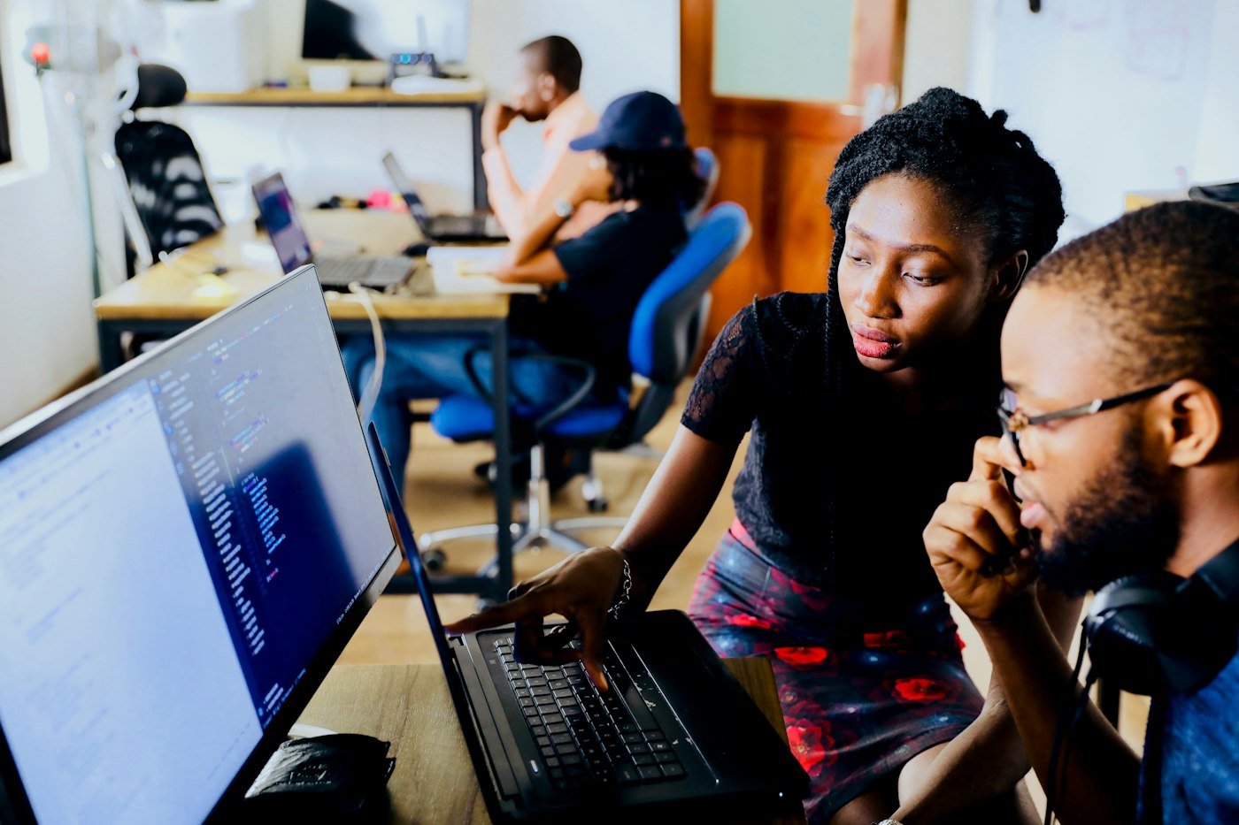 Tutor teaching an online group